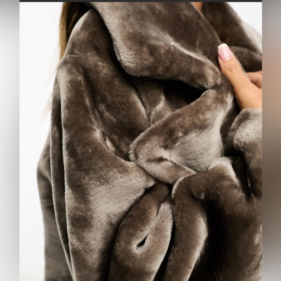 Luxe Faux Fur Jacket - Picture 5 of 5